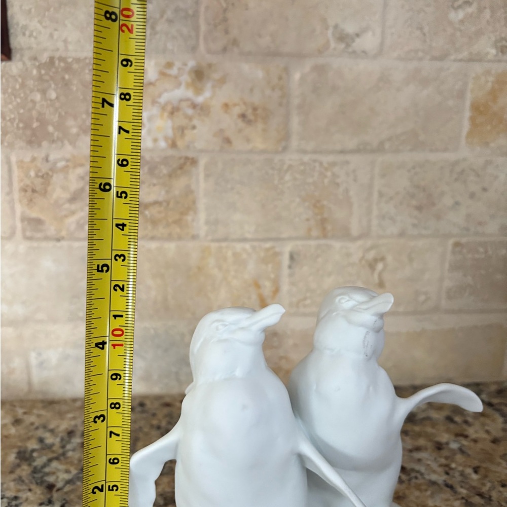 AK Kaiser (Germany) white bisque porcelain pair of penguins. - Picture 4 of 5